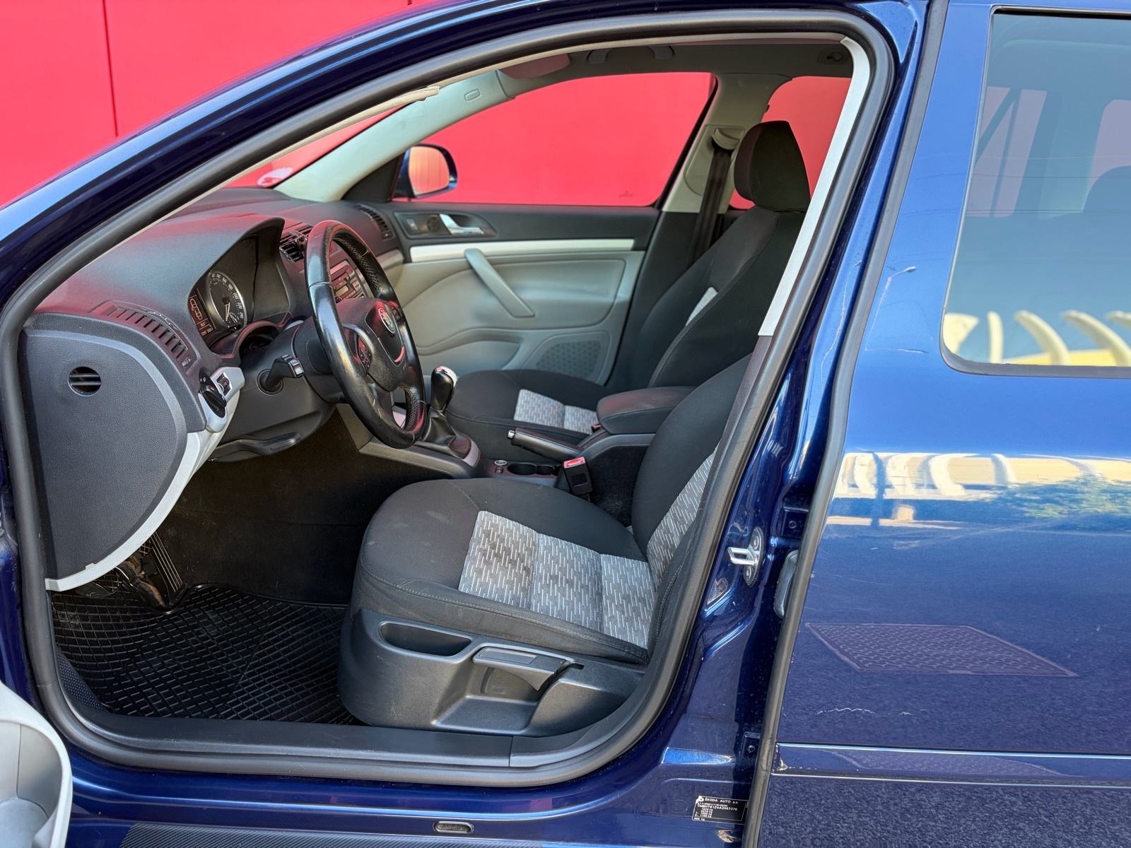 ŠKODA OCTAVIA COMBI 1.6 TDI 220.000 KM METALIK TAMNO PLAVA BOJA!!!, fotografija 8