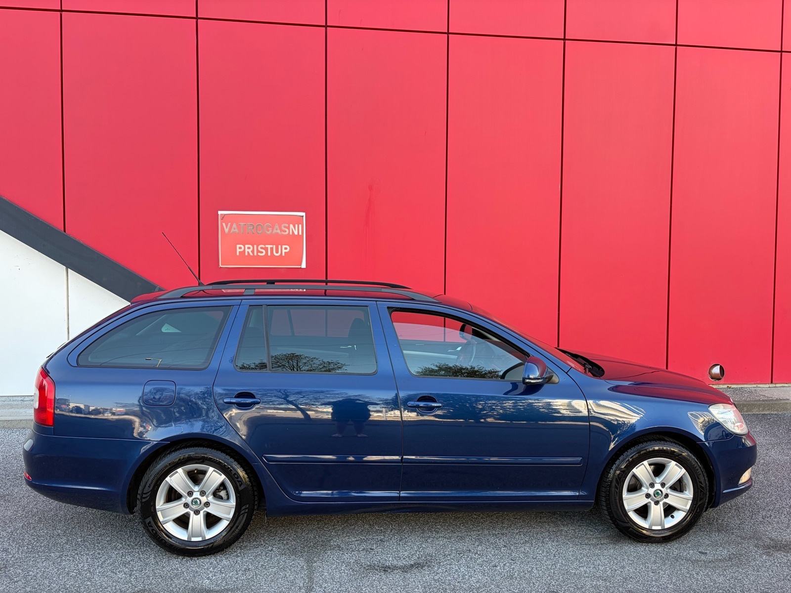 ŠKODA OCTAVIA COMBI 1.6 TDI 220.000 KM METALIK TAMNO PLAVA BOJA!!!, fotografija 5