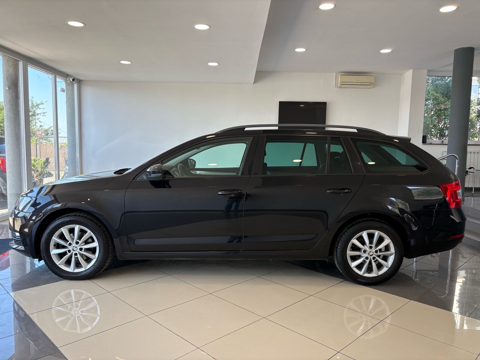 Škoda Octavia Combi 1,6 TDI Ambition, fotografija 19
