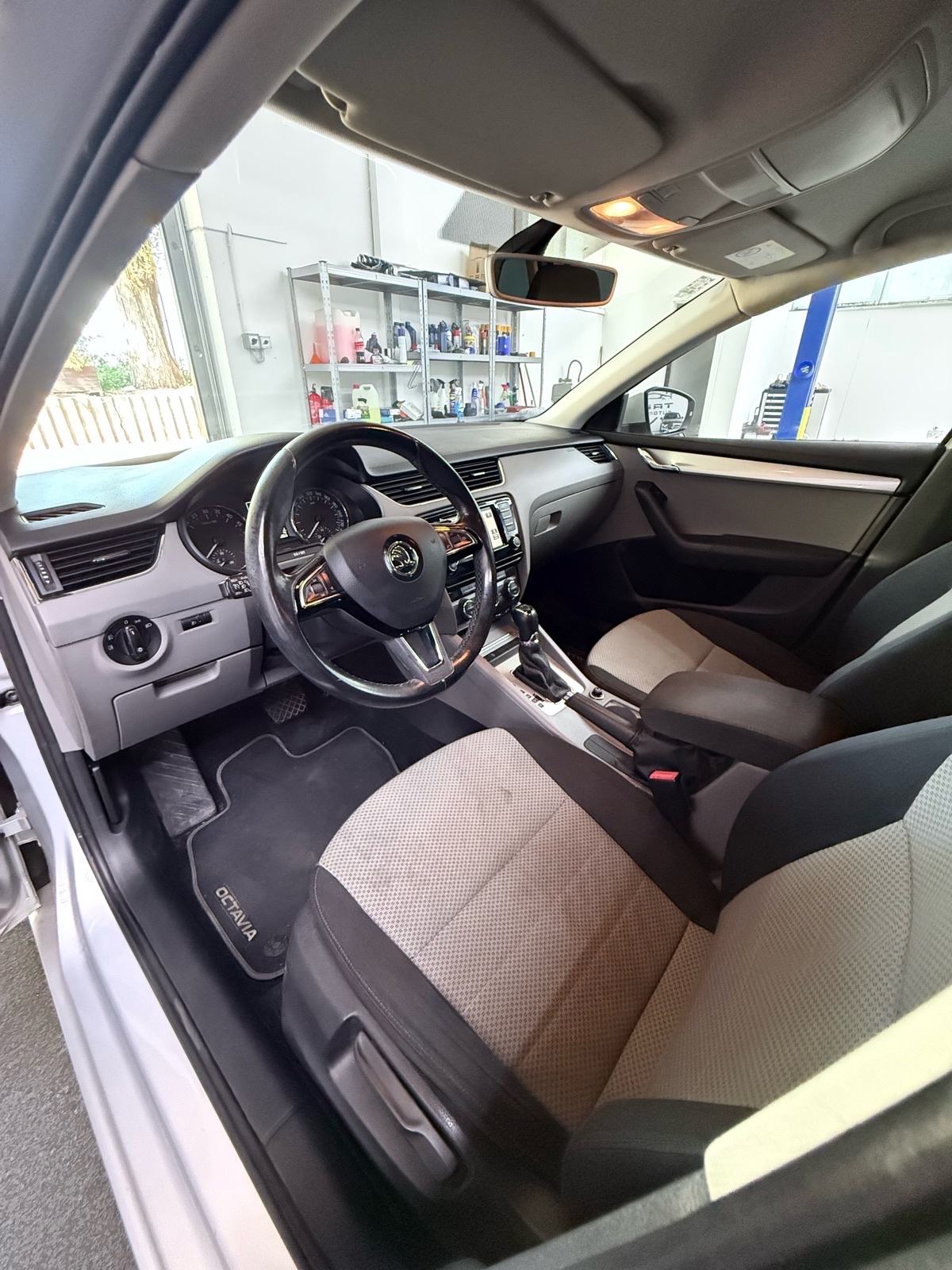 Škoda Octavia Combi 1,6 TDI automatik, fotografija 7