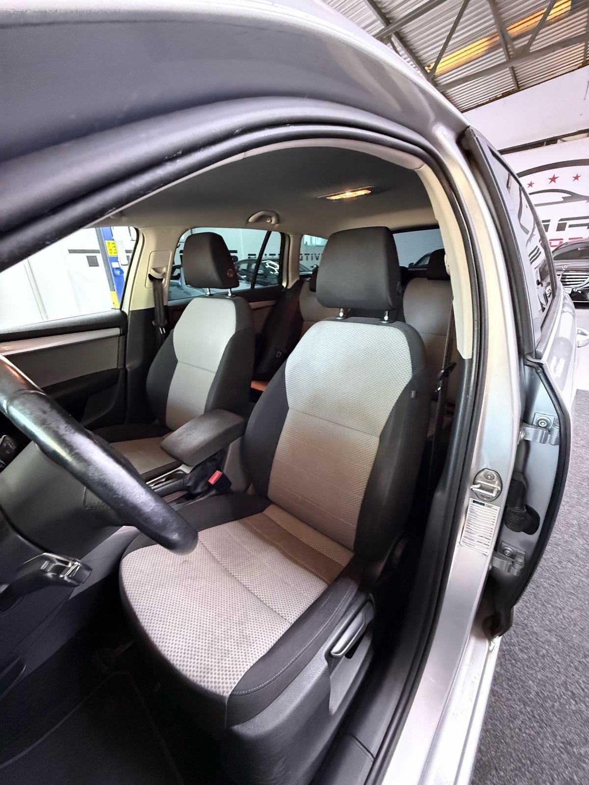 Škoda Octavia Combi 1,6 TDI automatik, fotografija 8