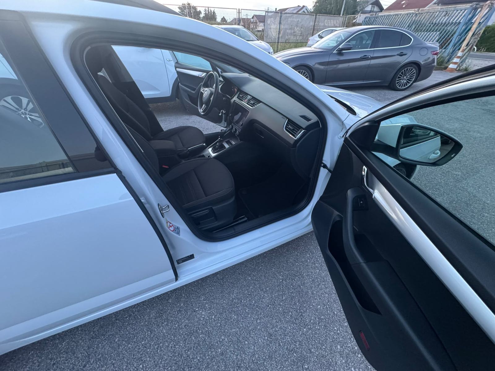 Škoda Octavia Combi 1,6 TDI*DSG *VIRTUALNI SAT*JAMSTVO 12 MJ *, fotografija 14