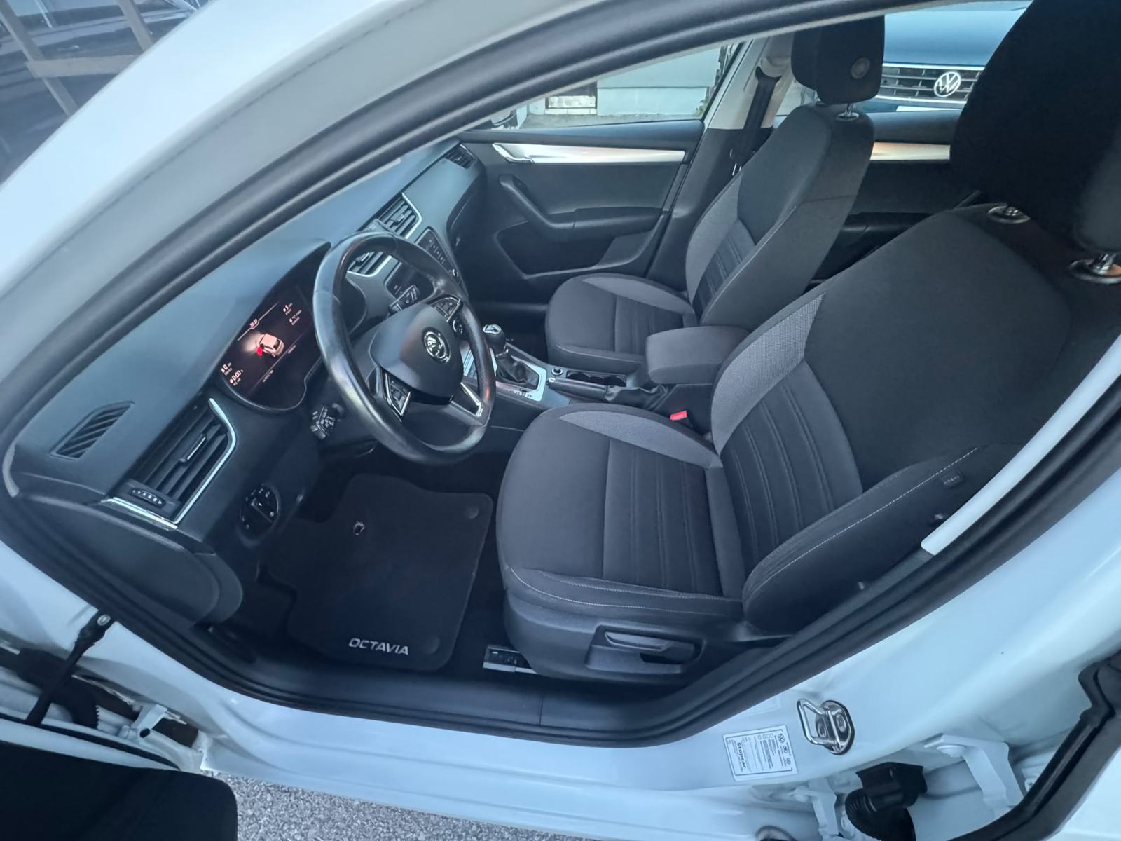 Škoda Octavia Combi 1,6 TDI*DSG *VIRTUALNI SAT*JAMSTVO 12 MJ *, fotografija 10