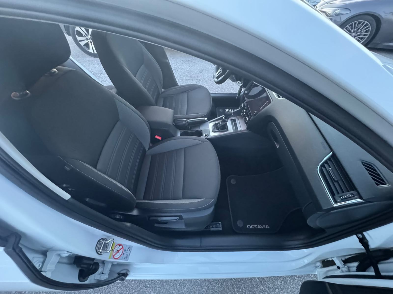 Škoda Octavia Combi 1,6 TDI*DSG *VIRTUALNI SAT*JAMSTVO 12 MJ *, fotografija 13