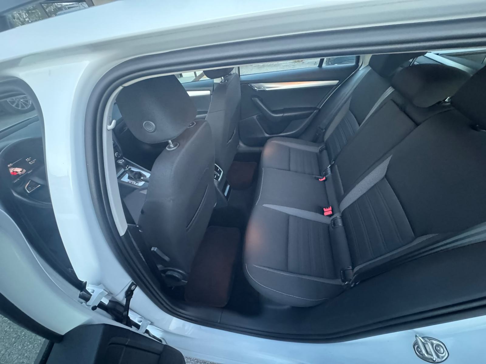 Škoda Octavia Combi 1,6 TDI*DSG *VIRTUALNI SAT*JAMSTVO 12 MJ *, fotografija 11