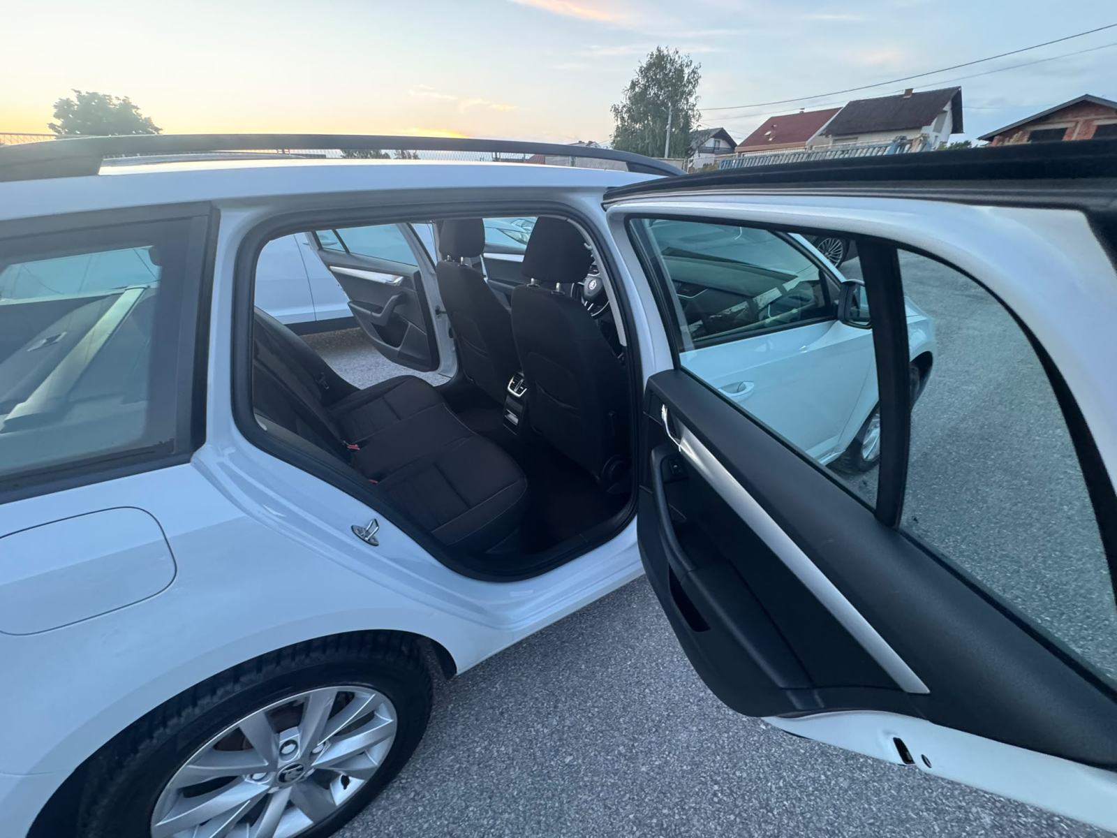 Škoda Octavia Combi 1,6 TDI*DSG *VIRTUALNI SAT*JAMSTVO 12 MJ *, fotografija 15