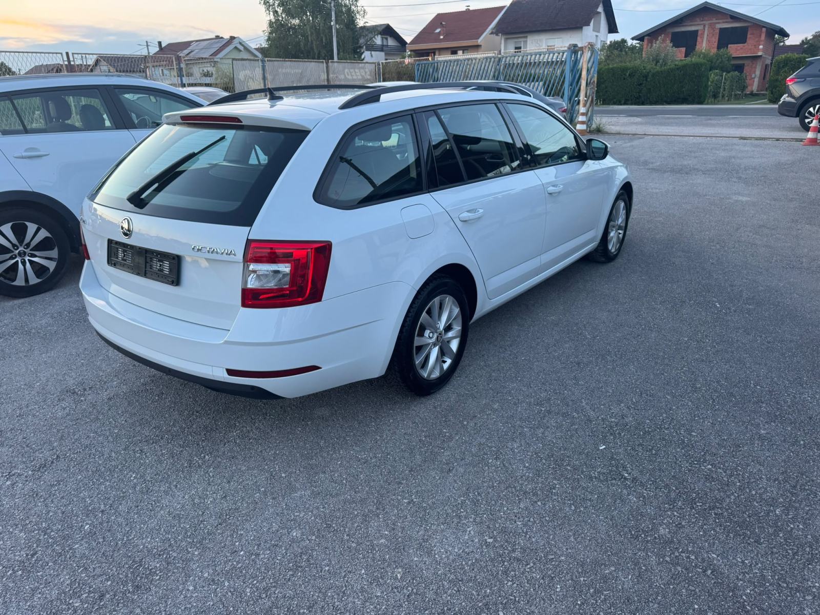 Škoda Octavia Combi 1,6 TDI*DSG *VIRTUALNI SAT*JAMSTVO 12 MJ *, fotografija 6