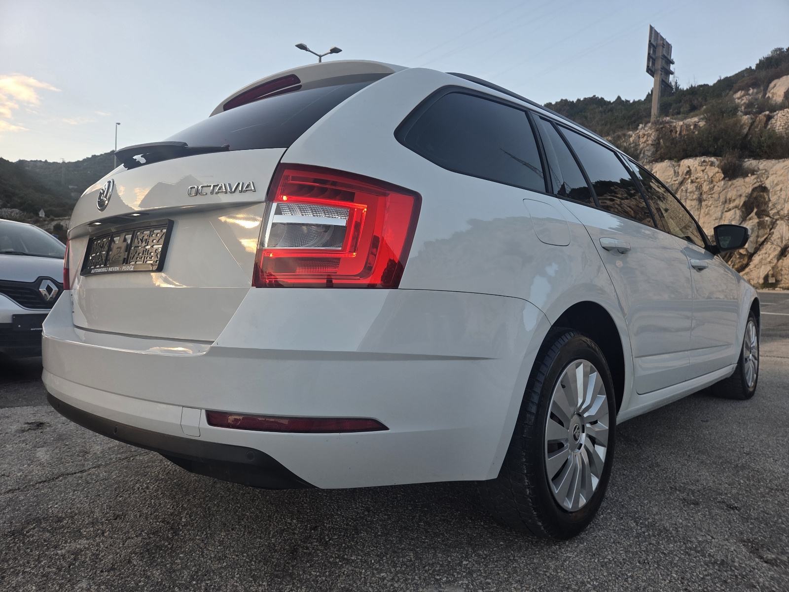 Škoda Octavia Combi 1,6 TDI ** JAMSTVO !!, fotografija 6