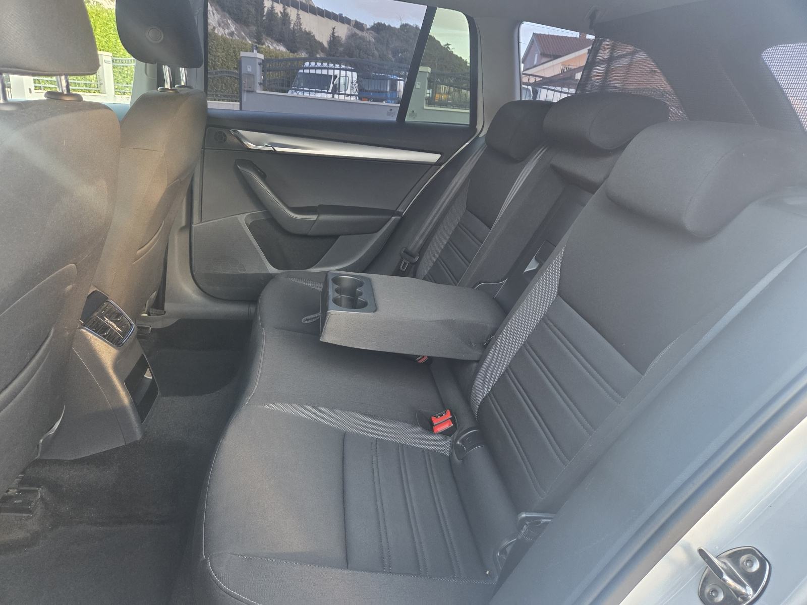 Škoda Octavia Combi 1,6 TDI ** JAMSTVO !!, fotografija 19