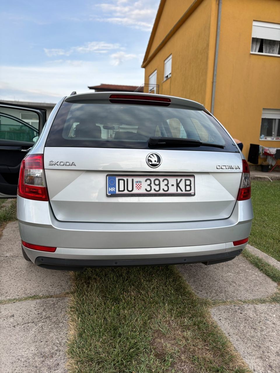 Škoda Octavia Combi 1.6 TDI OGLS IZ USLUGE ZVATI NA 099 8297721, fotografija 3
