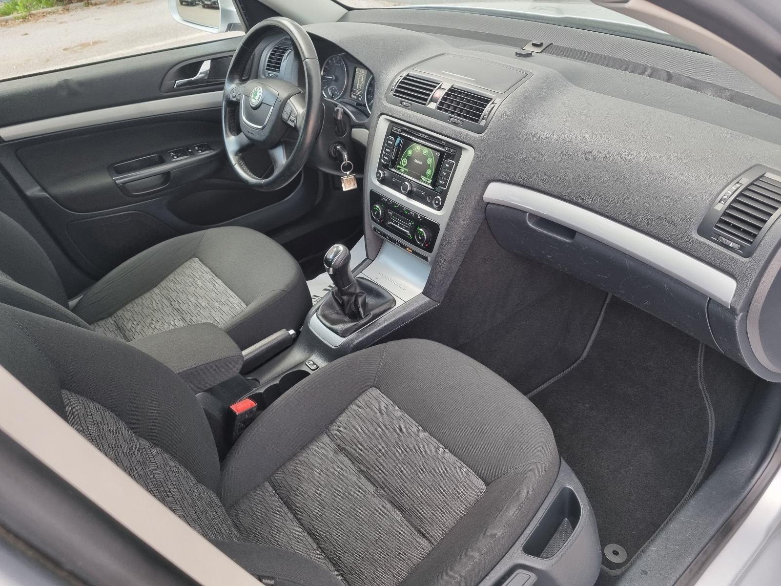 ŠKODA OCTAVIA 1,6 TDI-1 VL-105ks-NAVIGACIJA-2xPARK SENZORI-AUTOM KLIMA, fotografija 20