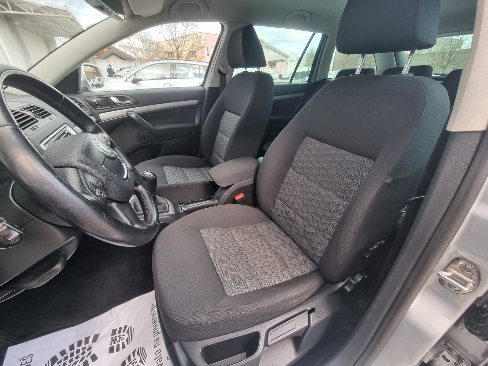 ŠKODA OCTAVIA 1,6 TDI-1 VL-105ks-NAVIGACIJA-2xPARK SENZORI-AUTOM KLIMA, fotografija 12
