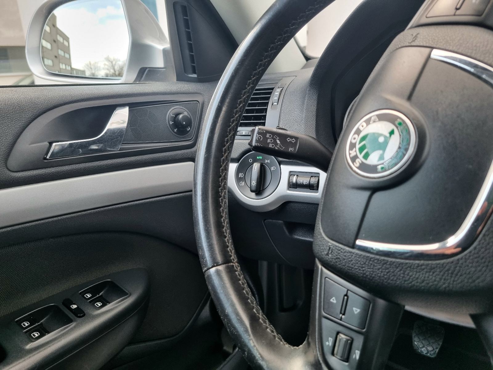 ŠKODA OCTAVIA 1,6 TDI-1 VL-105ks-NAVIGACIJA-2xPARK SENZORI-AUTOM KLIMA, fotografija 15