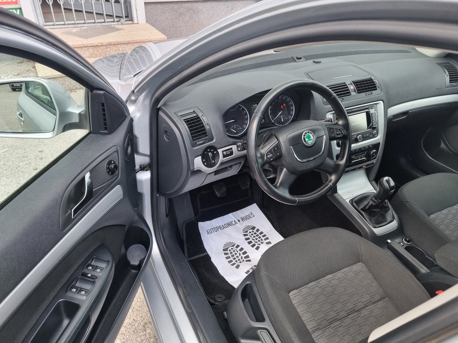 ŠKODA OCTAVIA 1,6 TDI-1 VL-105ks-NAVIGACIJA-2xPARK SENZORI-AUTOM KLIMA, fotografija 11
