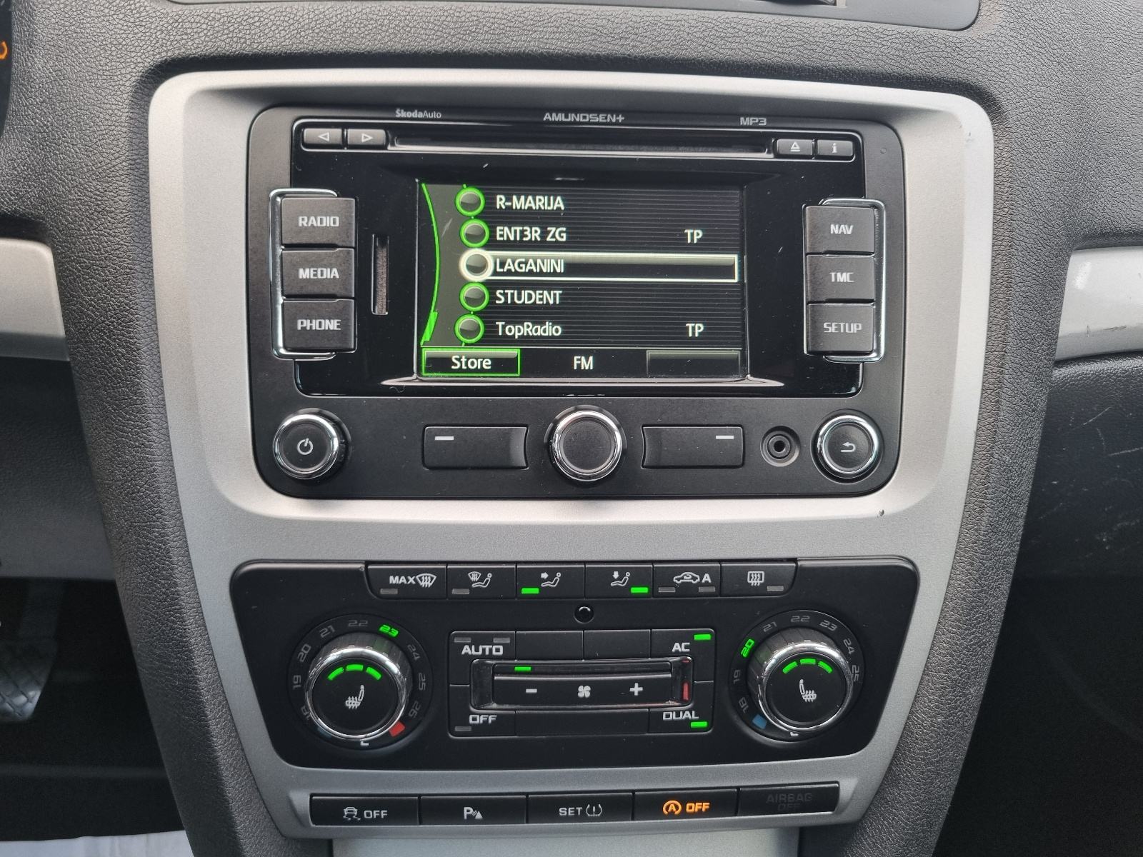 ŠKODA OCTAVIA 1,6 TDI-1 VL-105ks-NAVIGACIJA-2xPARK SENZORI-AUTOM KLIMA, fotografija 16