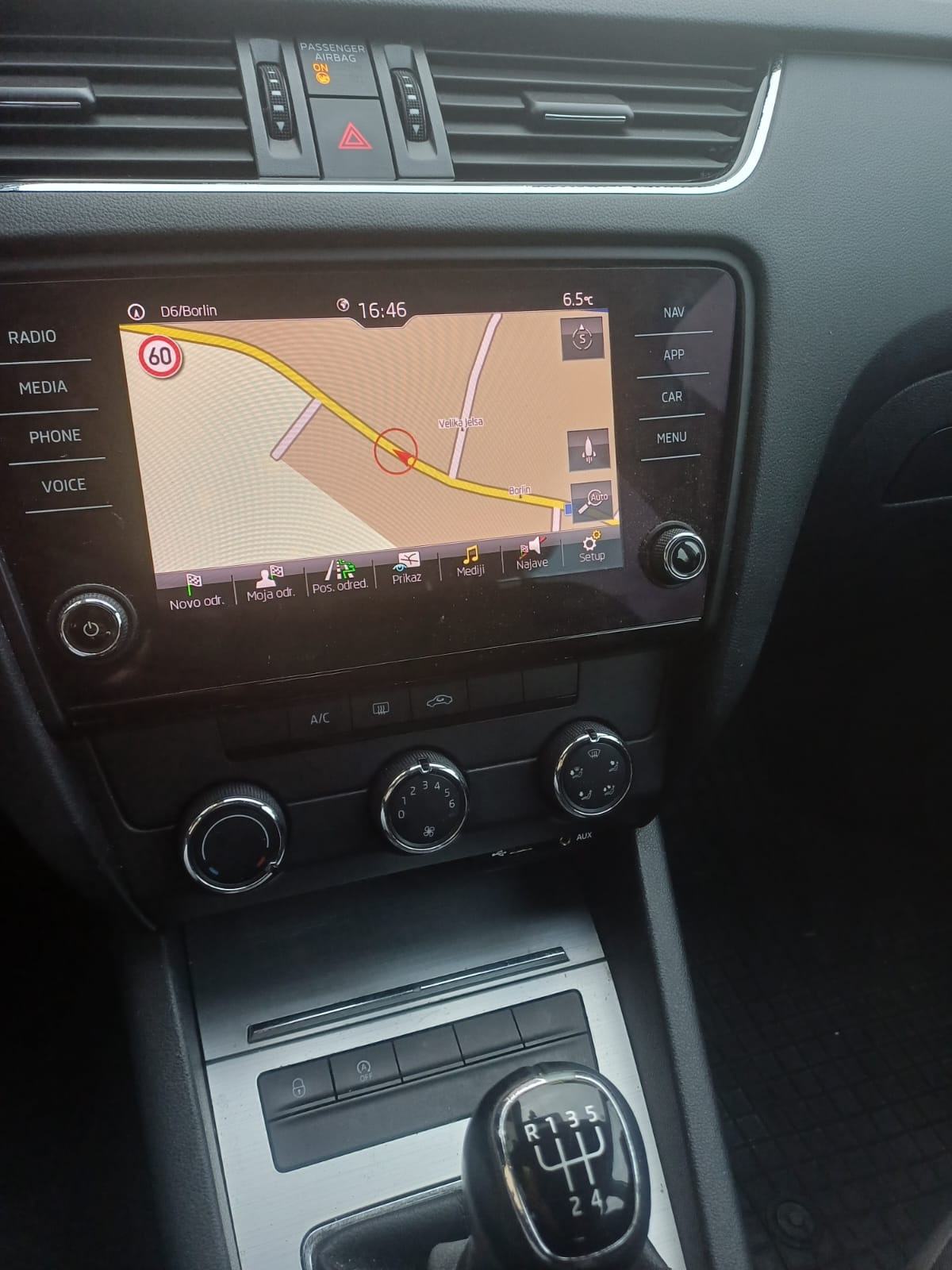 ŠKODA OCTAVIA COMBI 1.6 TDI, 2017, REG. 1/2027 - POVOLJNO, 2 SETA GUMA, fotografija 13