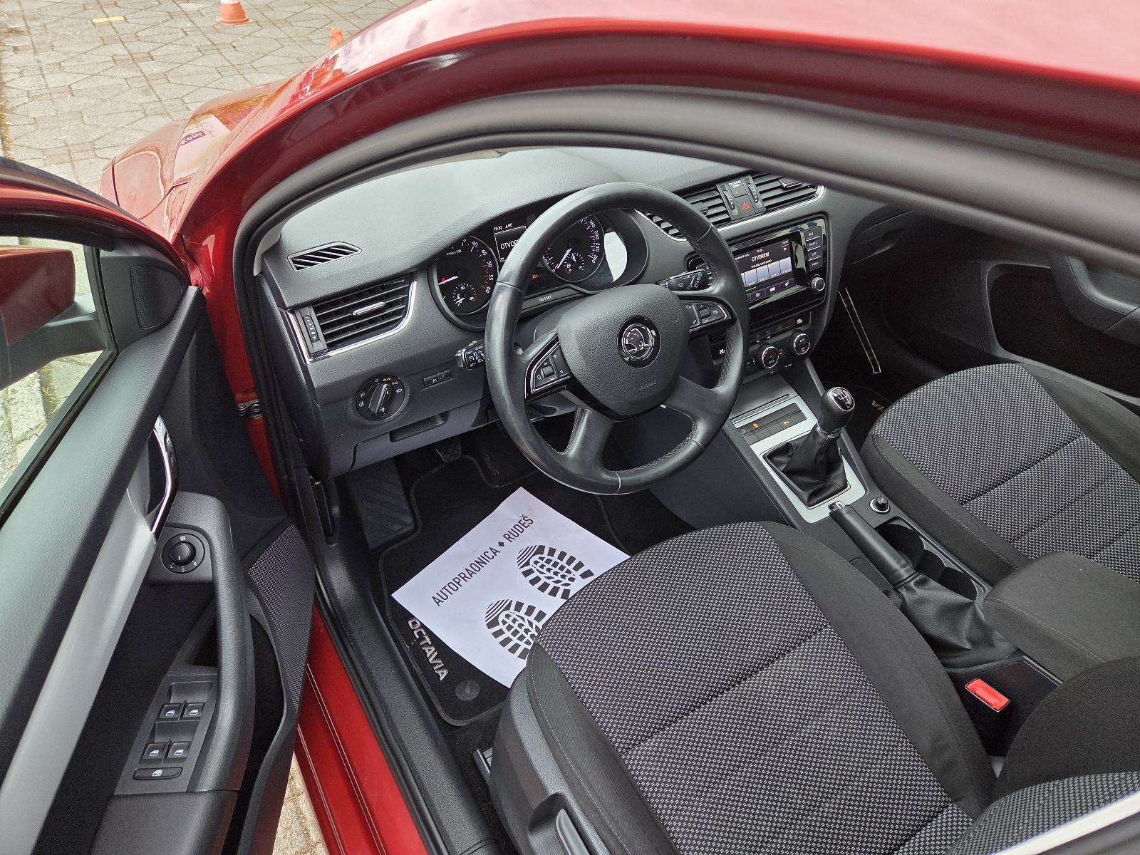 ŠKODA OCTAVIA 1,6 TDI-1 VL-2xPARK SENZORI-AUTO KLIMA-TEMPOMAT-SERVISNA, fotografija 12