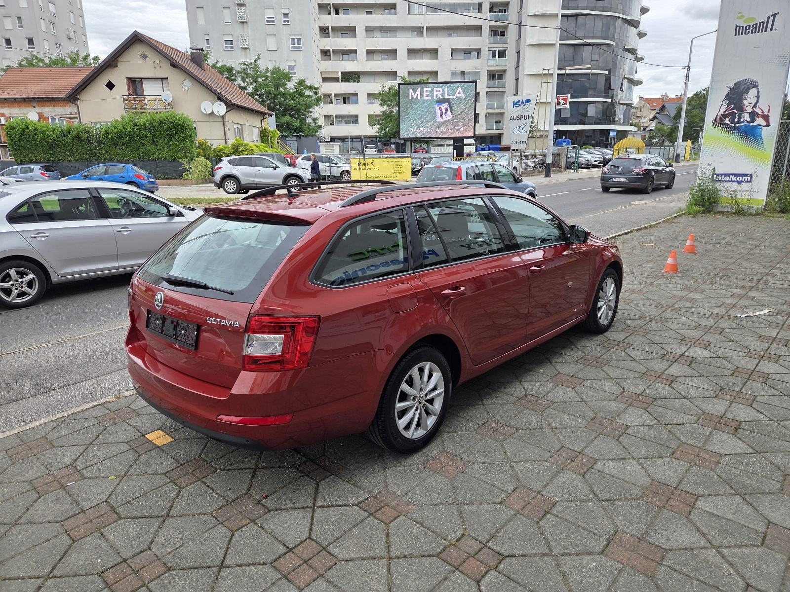 ŠKODA OCTAVIA 1,6 TDI-1 VL-2xPARK SENZORI-AUTO KLIMA-TEMPOMAT-SERVISNA, fotografija 6