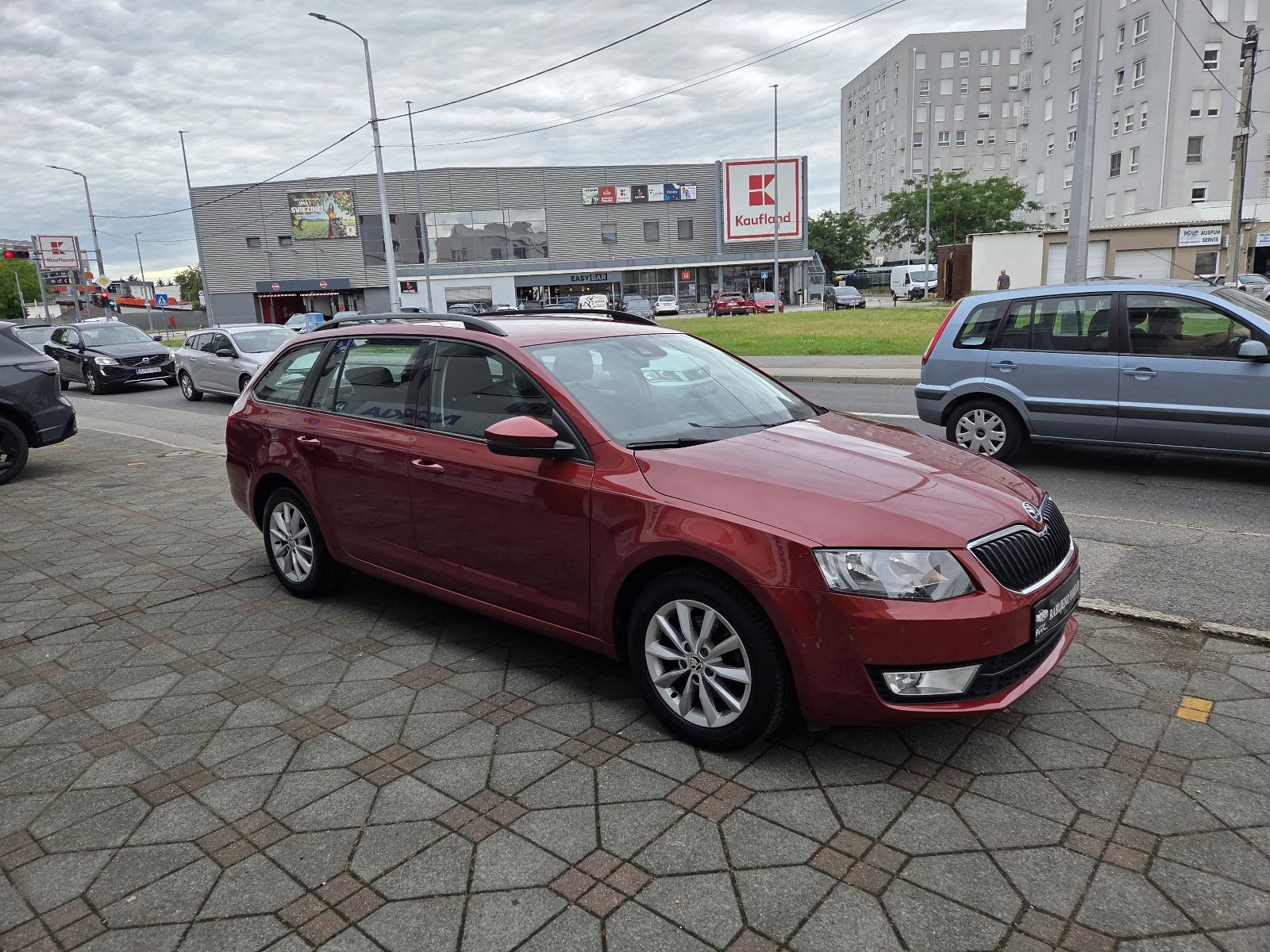 ŠKODA OCTAVIA 1,6 TDI-1 VL-2xPARK SENZORI-AUTO KLIMA-TEMPOMAT-SERVISNA, fotografija 5