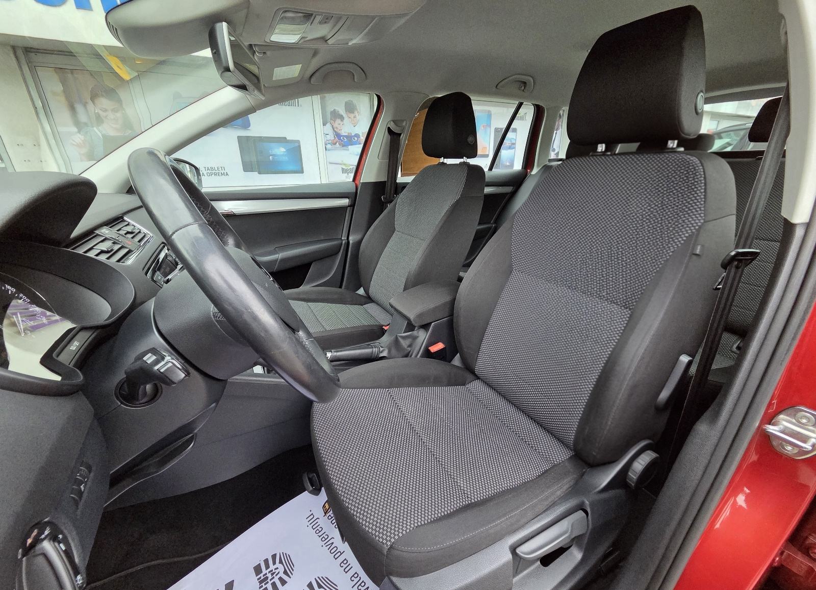 ŠKODA OCTAVIA 1,6 TDI-1 VL-2xPARK SENZORI-AUTO KLIMA-TEMPOMAT-SERVISNA, fotografija 13