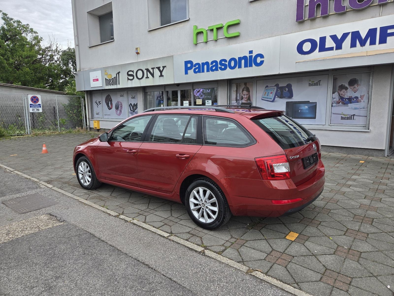 ŠKODA OCTAVIA 1,6 TDI-1 VL-2xPARK SENZORI-AUTO KLIMA-TEMPOMAT-SERVISNA, fotografija 9