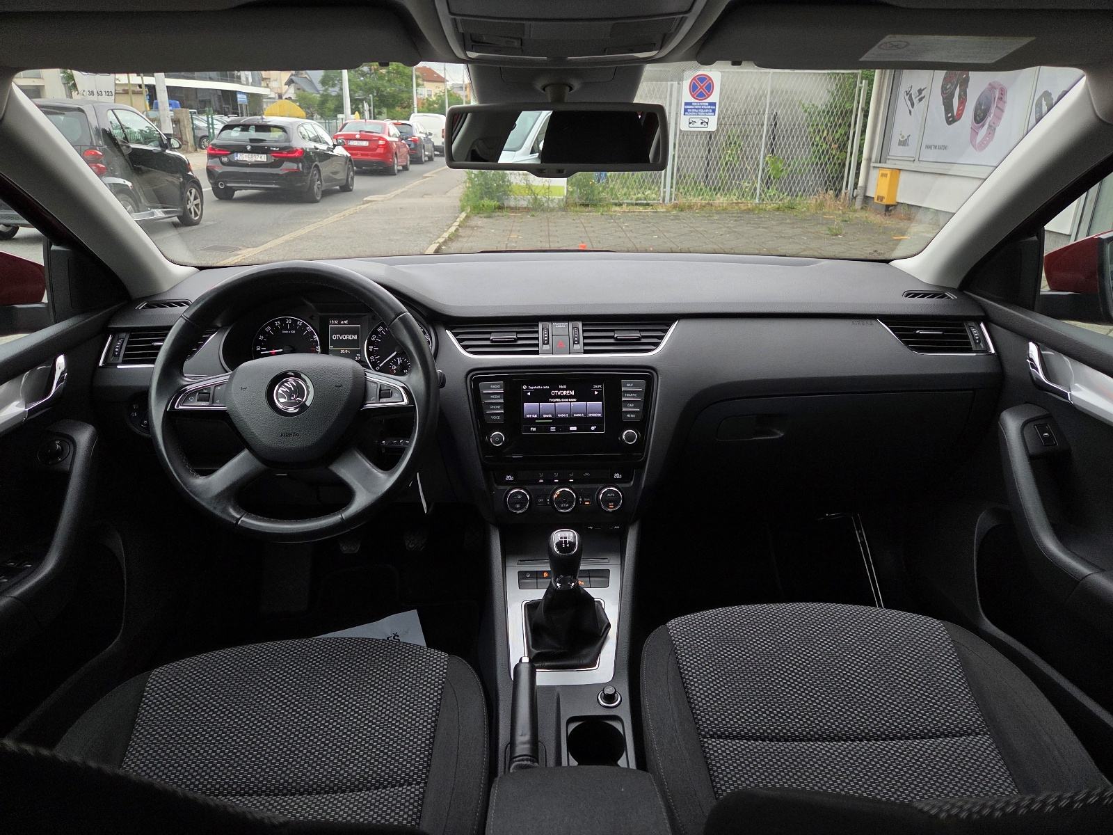 ŠKODA OCTAVIA 1,6 TDI-1 VL-2xPARK SENZORI-AUTO KLIMA-TEMPOMAT-SERVISNA, fotografija 14
