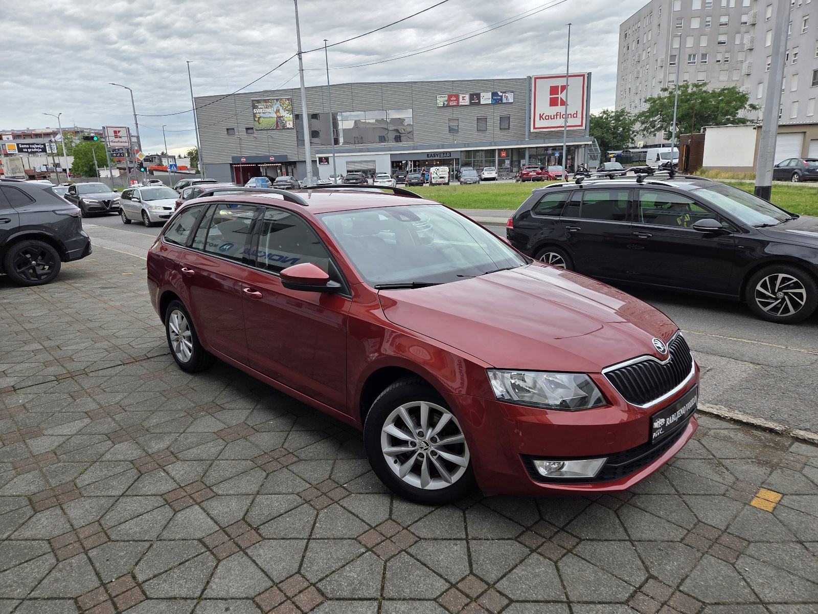 ŠKODA OCTAVIA 1,6 TDI-1 VL-2xPARK SENZORI-AUTO KLIMA-TEMPOMAT-SERVISNA, fotografija 4