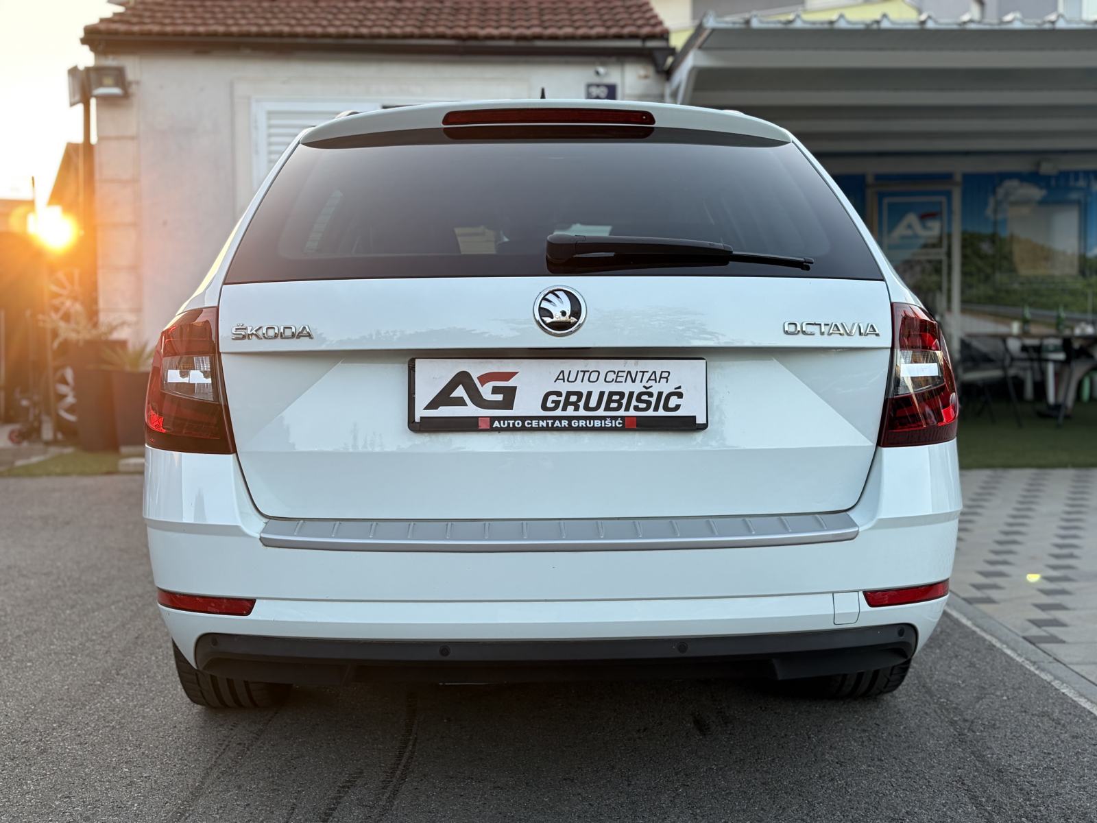 Škoda Octavia Combi 1,6 TDI LED NAVI RADAR *1.vlasnik* *Jamstvo*, fotografija 15