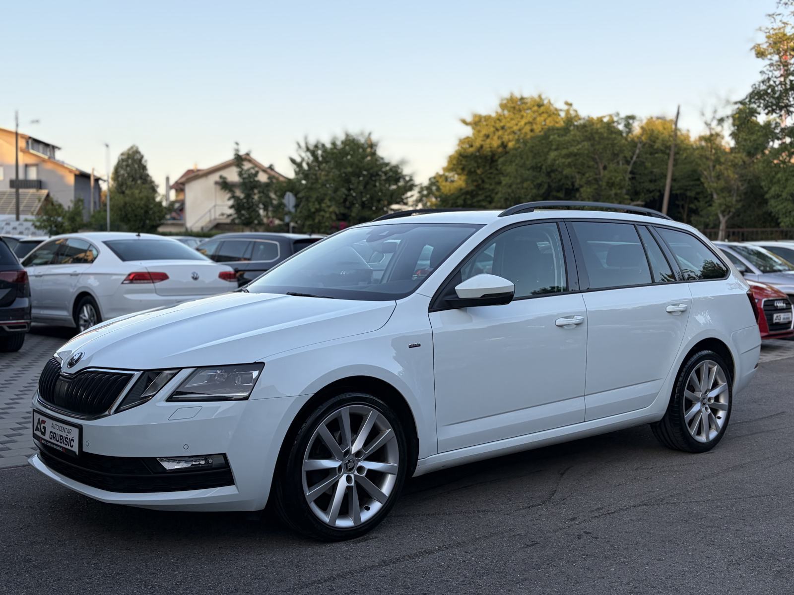 Škoda Octavia Combi 1,6 TDI LED NAVI RADAR *1.vlasnik* *Jamstvo*, fotografija 7