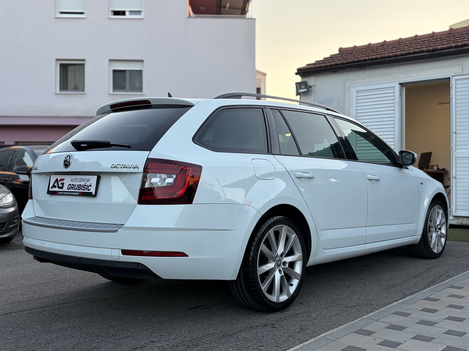 Škoda Octavia Combi 1,6 TDI LED NAVI RADAR *1.vlasnik* *Jamstvo*, fotografija 14