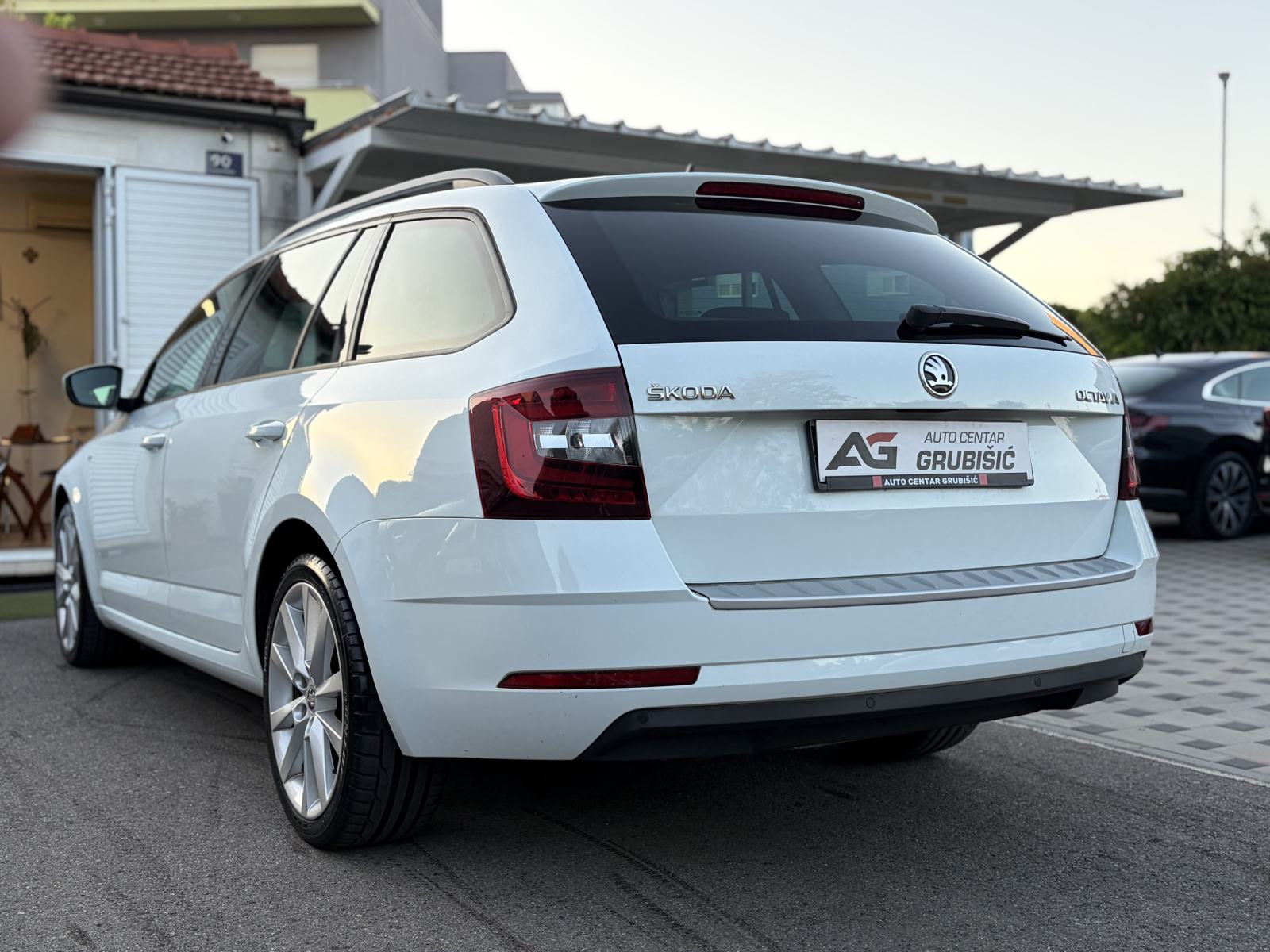 Škoda Octavia Combi 1,6 TDI LED NAVI RADAR *1.vlasnik* *Jamstvo*, fotografija 16