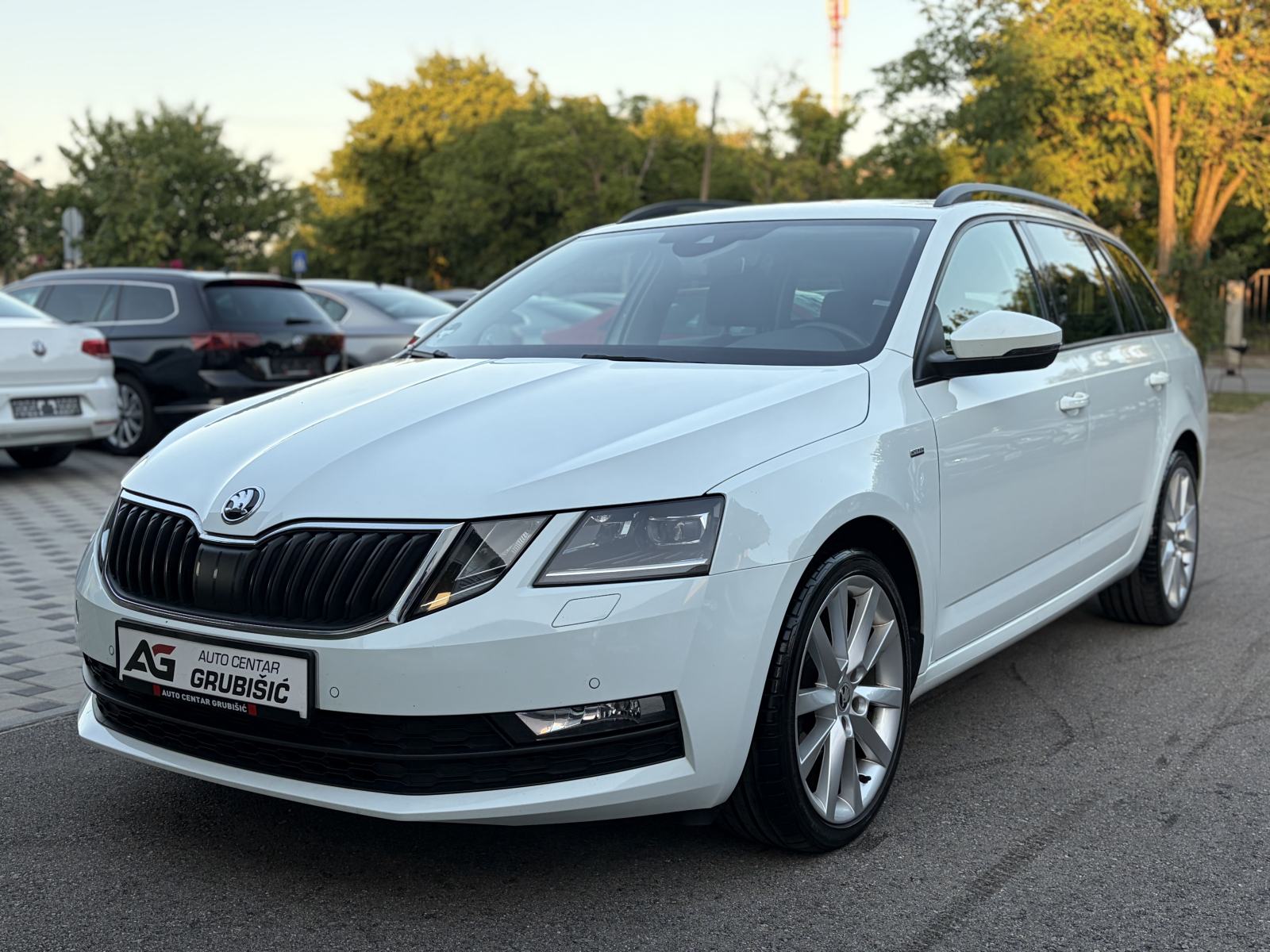 Škoda Octavia Combi 1,6 TDI LED NAVI RADAR *1.vlasnik* *Jamstvo*, fotografija 3