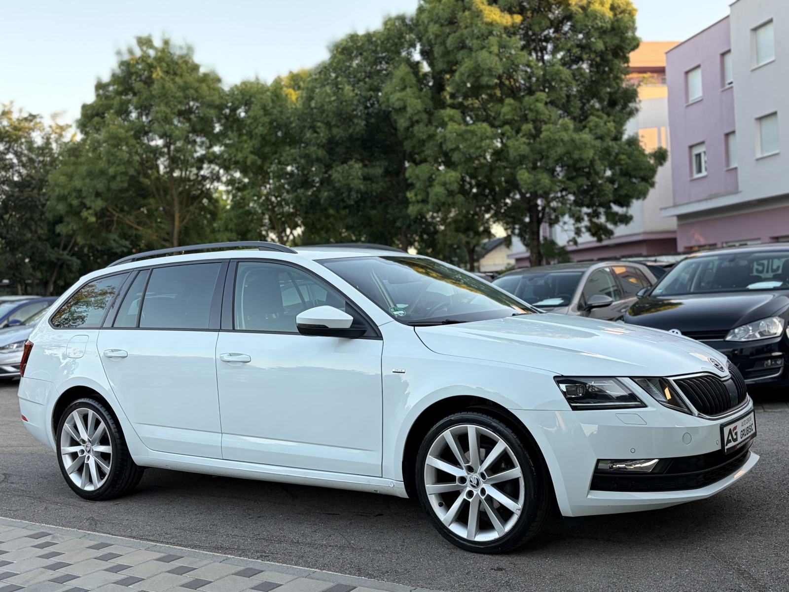 Škoda Octavia Combi 1,6 TDI LED NAVI RADAR *1.vlasnik* *Jamstvo*, fotografija 11