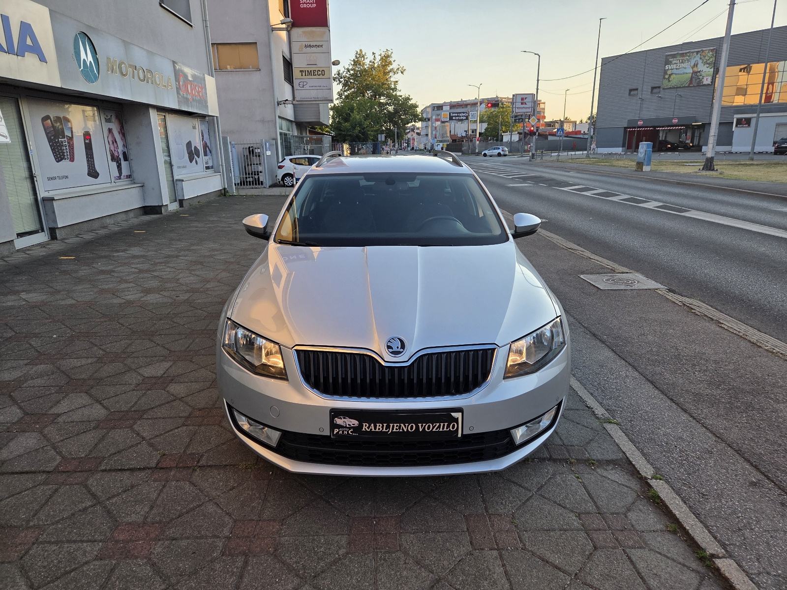 ŠKODA OCTAVIA 1,6 TDI-NAVIGACIJA-2xPARK SENZORI-AUTOM KLIMA-TEMPOMAT, fotografija 3