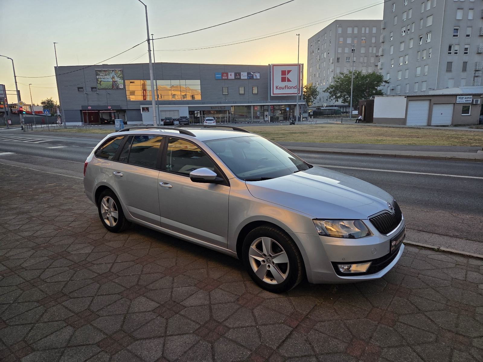 ŠKODA OCTAVIA 1,6 TDI-NAVIGACIJA-2xPARK SENZORI-AUTOM KLIMA-TEMPOMAT, fotografija 5