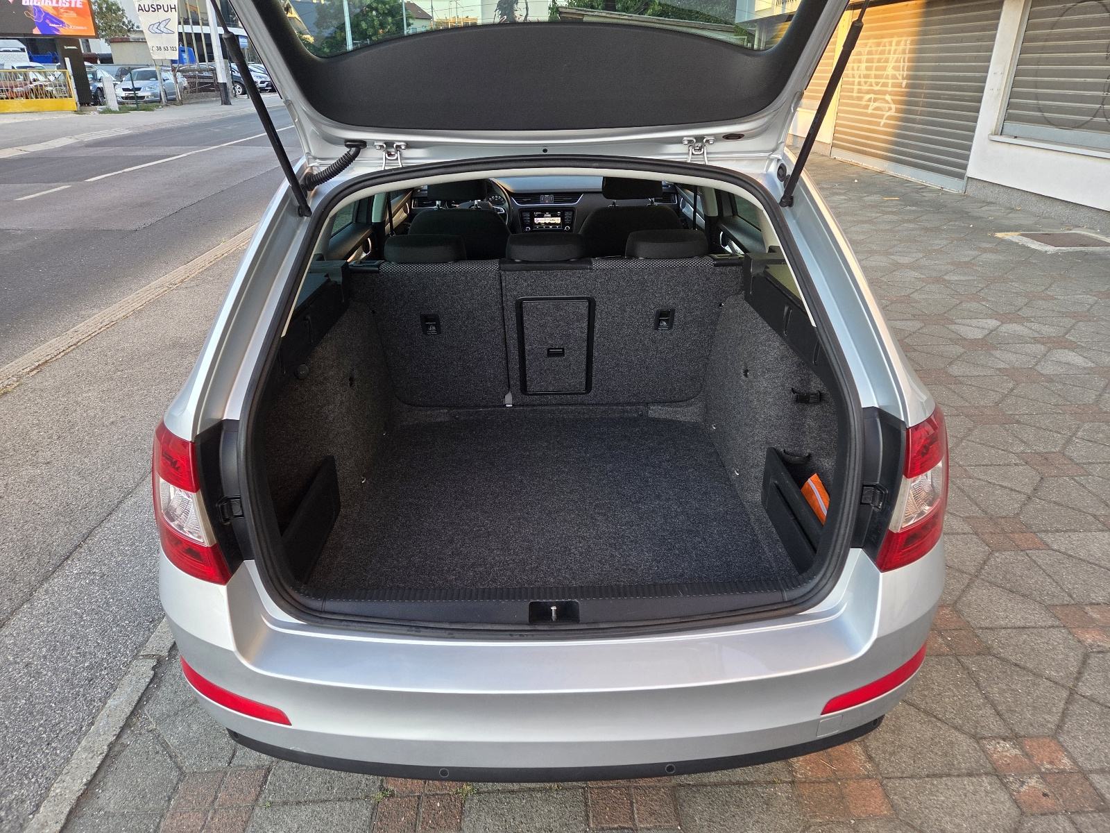 ŠKODA OCTAVIA 1,6 TDI-NAVIGACIJA-2xPARK SENZORI-AUTOM KLIMA-TEMPOMAT, fotografija 8