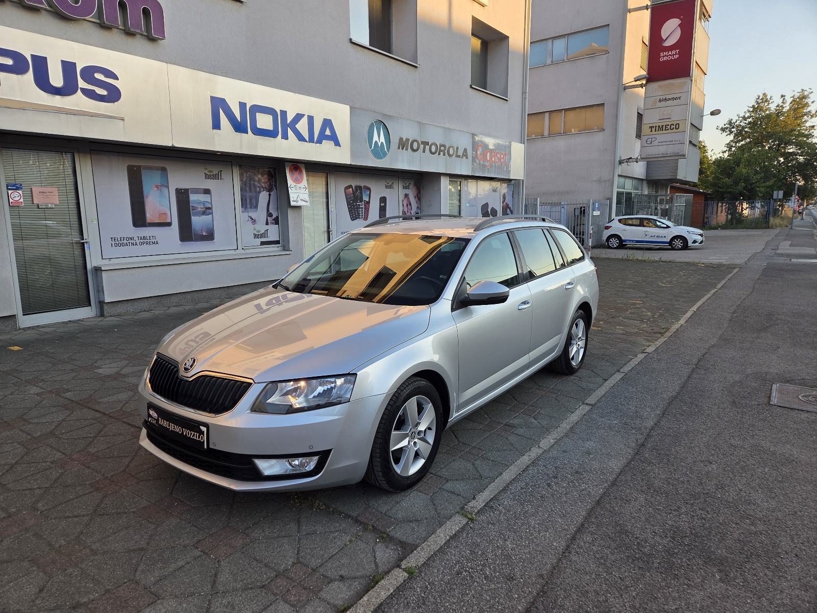 ŠKODA OCTAVIA 1,6 TDI-NAVIGACIJA-2xPARK SENZORI-AUTOM KLIMA-TEMPOMAT, fotografija 2