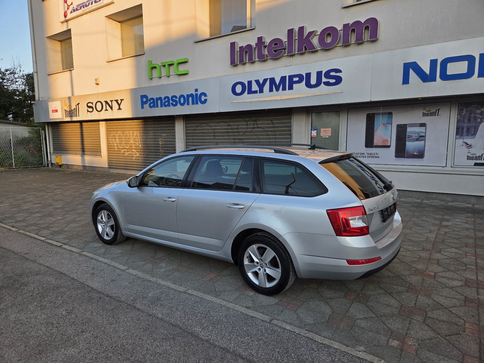 ŠKODA OCTAVIA 1,6 TDI-NAVIGACIJA-2xPARK SENZORI-AUTOM KLIMA-TEMPOMAT, fotografija 9