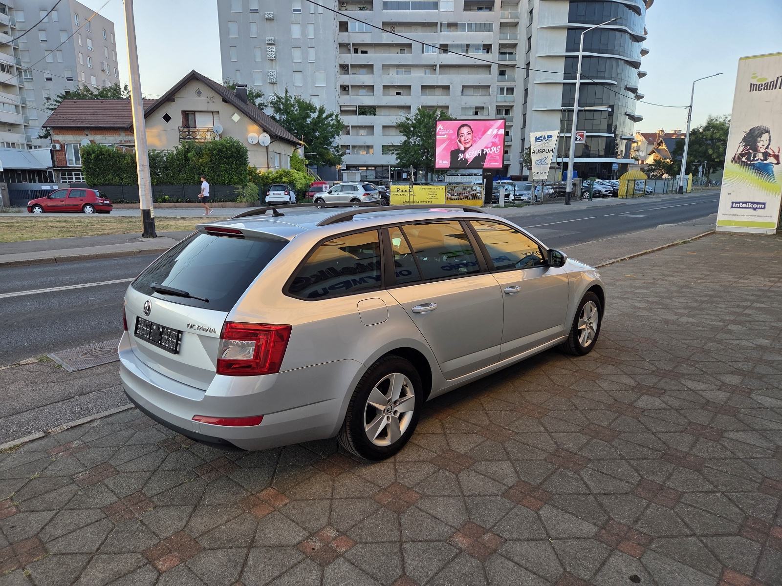 ŠKODA OCTAVIA 1,6 TDI-NAVIGACIJA-2xPARK SENZORI-AUTOM KLIMA-TEMPOMAT, fotografija 6