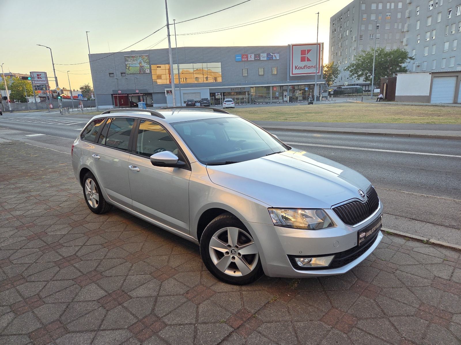 ŠKODA OCTAVIA 1,6 TDI-NAVIGACIJA-2xPARK SENZORI-AUTOM KLIMA-TEMPOMAT, fotografija 4