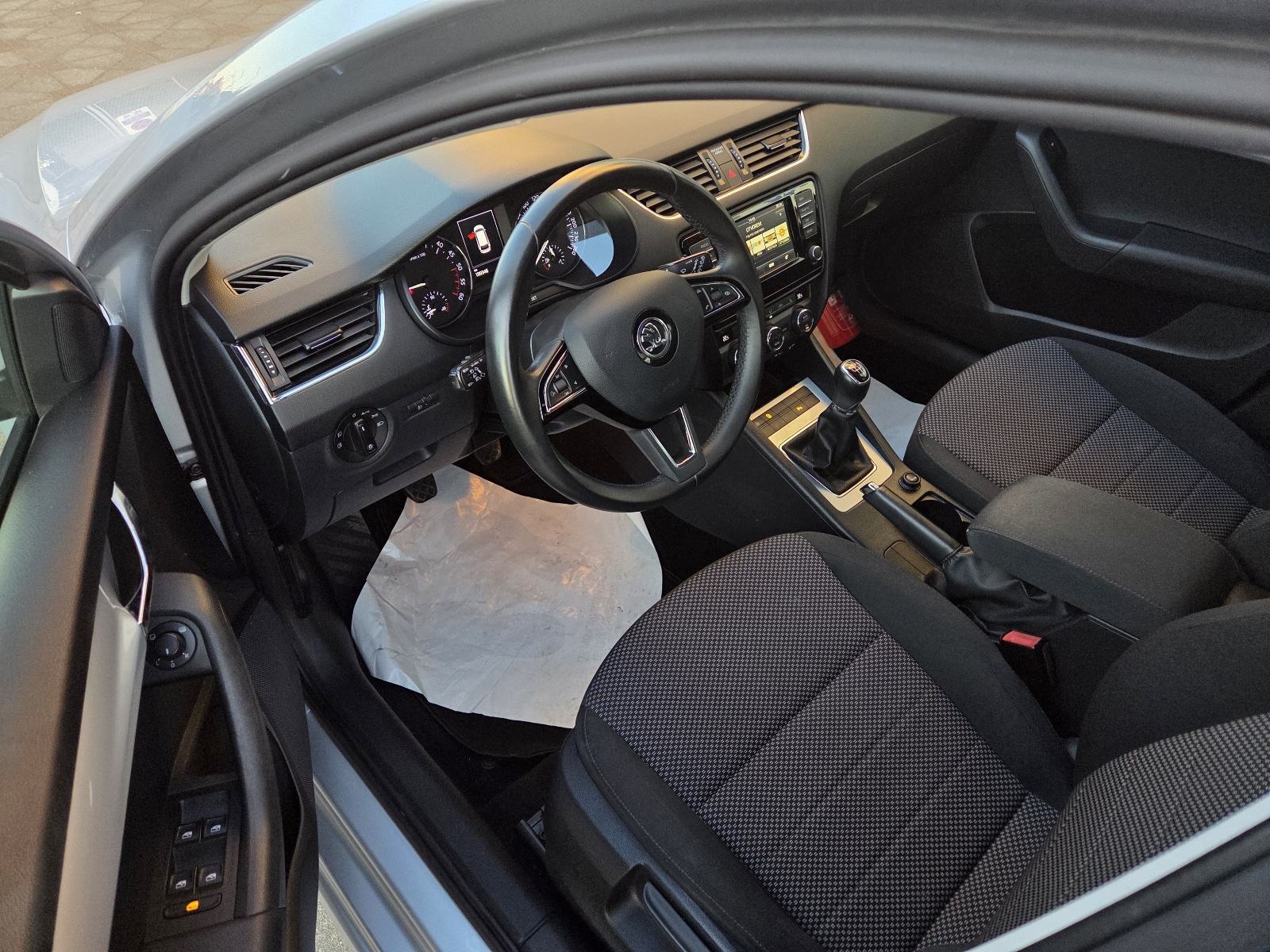 ŠKODA OCTAVIA 1,6 TDI-NAVIGACIJA-2xPARK SENZORI-AUTOM KLIMA-TEMPOMAT, fotografija 11