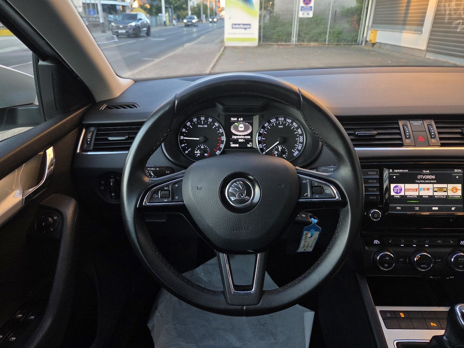 ŠKODA OCTAVIA 1,6 TDI-NAVIGACIJA-2xPARK SENZORI-AUTOM KLIMA-TEMPOMAT, fotografija 13
