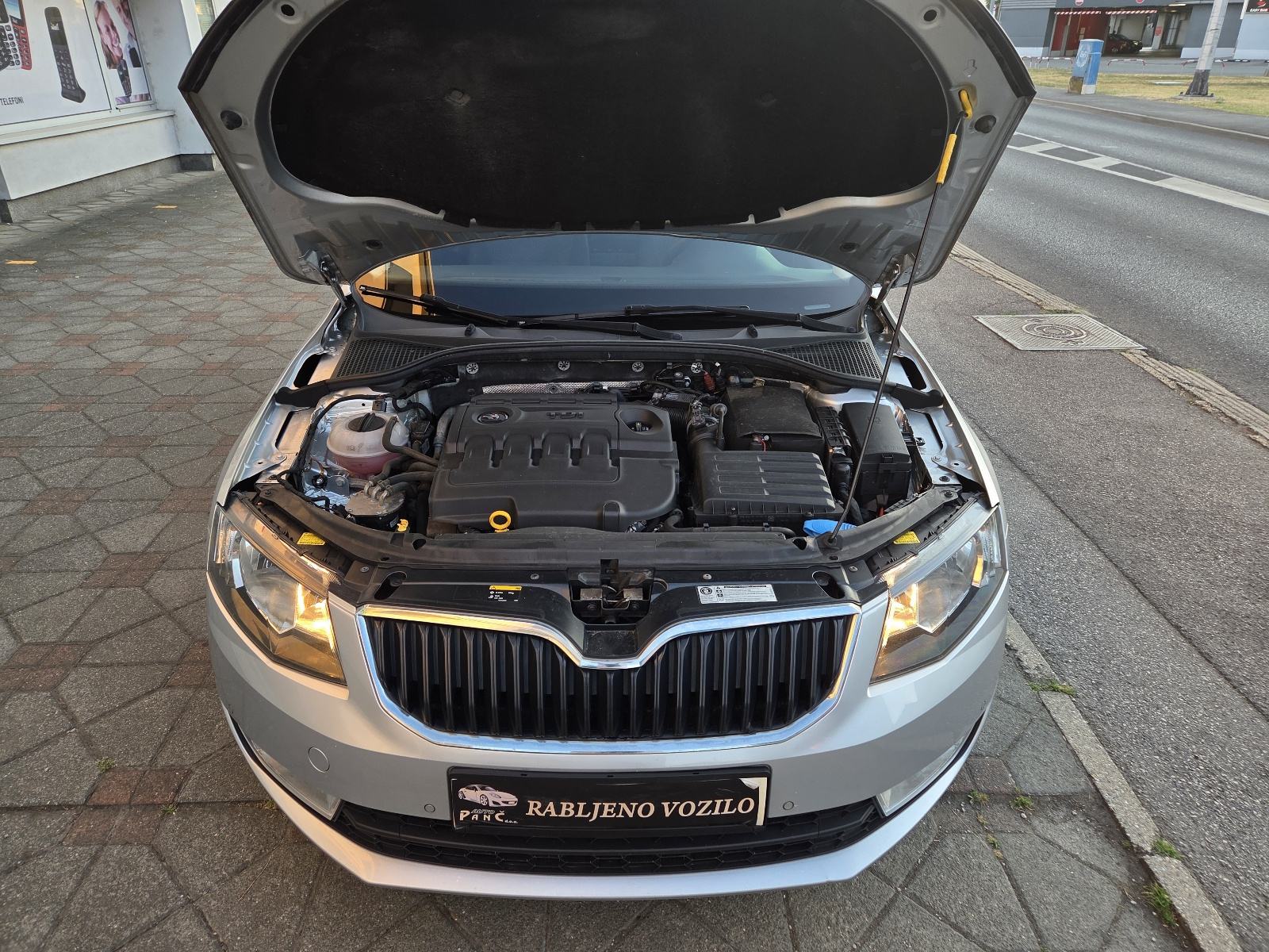 ŠKODA OCTAVIA 1,6 TDI-NAVIGACIJA-2xPARK SENZORI-AUTOM KLIMA-TEMPOMAT, fotografija 10