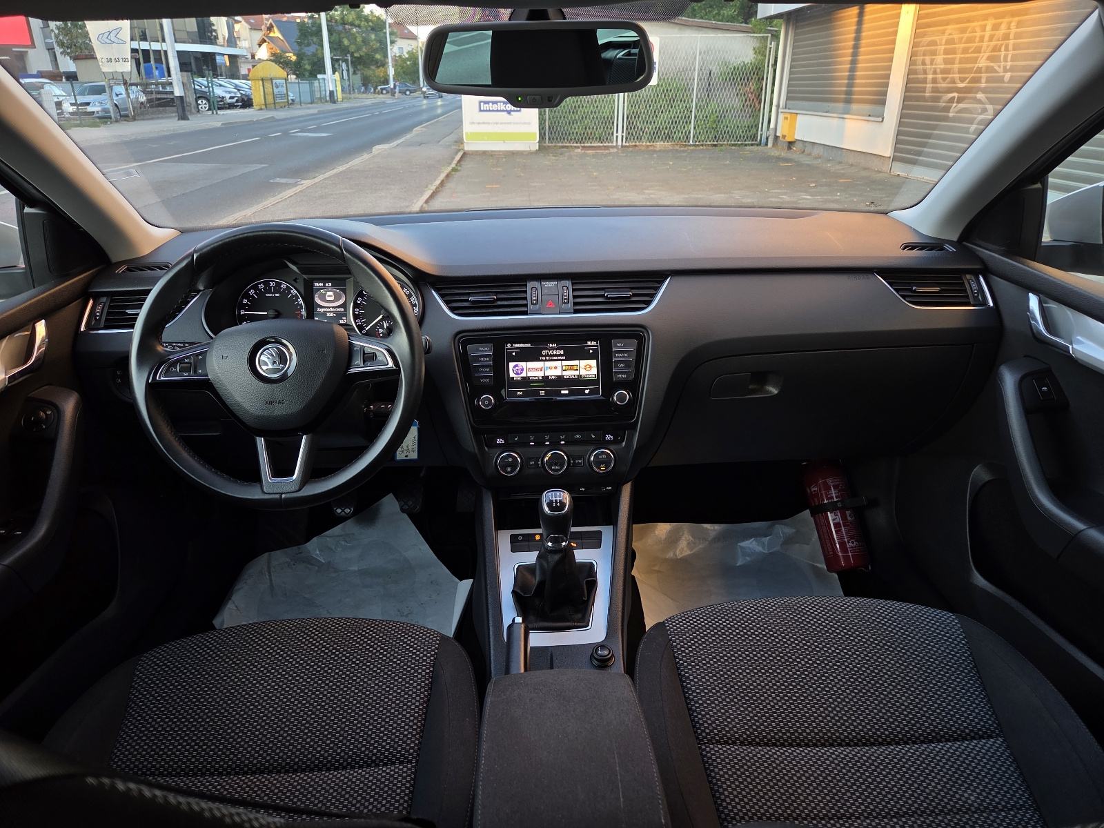 ŠKODA OCTAVIA 1,6 TDI-NAVIGACIJA-2xPARK SENZORI-AUTOM KLIMA-TEMPOMAT, fotografija 12