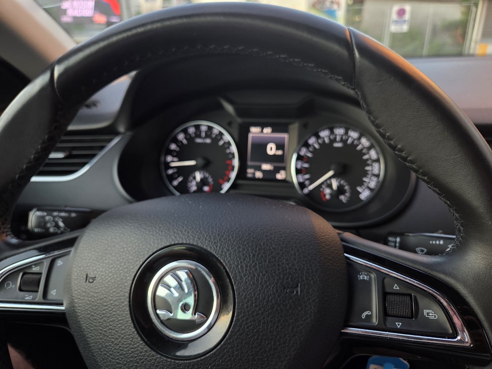 ŠKODA OCTAVIA 1,6 TDI-NAVIGACIJA-2xPARK SENZORI-AUTOM KLIMA-TEMPOMAT, fotografija 14