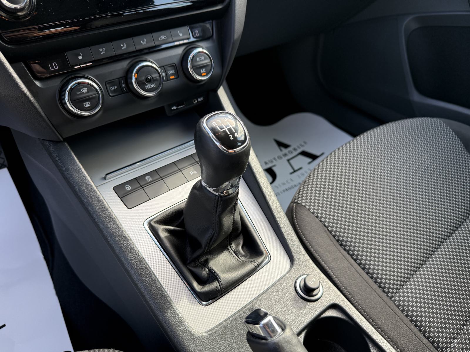 Škoda Octavia Combi 1,6 TDI VELIKI SERVIS,JAMSTVO,TOP STANJE!!!, fotografija 14