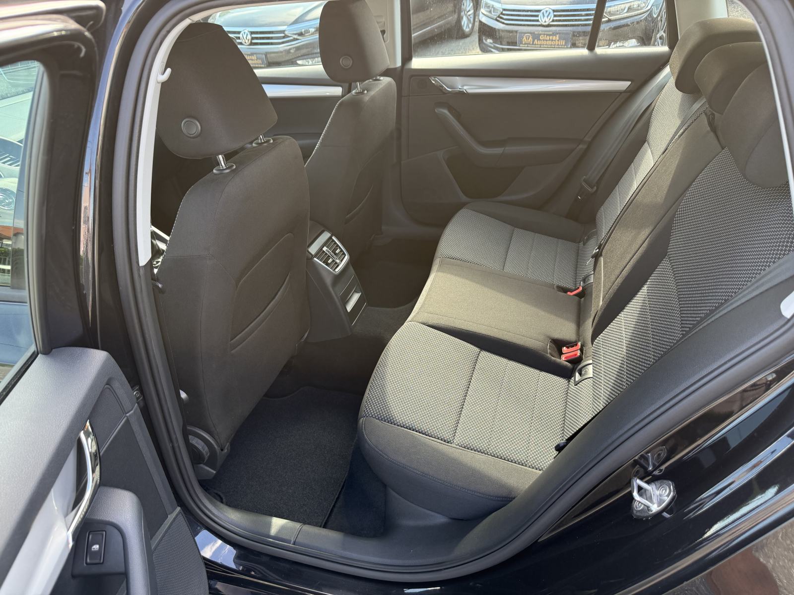 Škoda Octavia Combi 1,6 TDI VELIKI SERVIS,JAMSTVO,TOP STANJE!!!, fotografija 18
