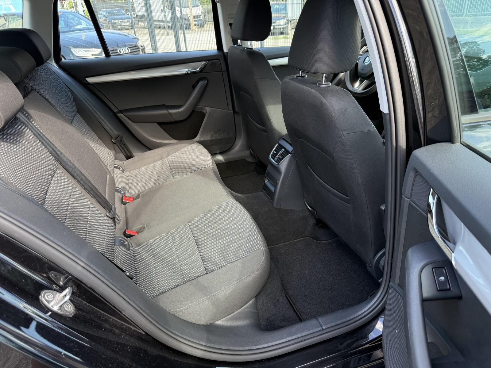 Škoda Octavia Combi 1,6 TDI VELIKI SERVIS,JAMSTVO,TOP STANJE!!!, fotografija 19
