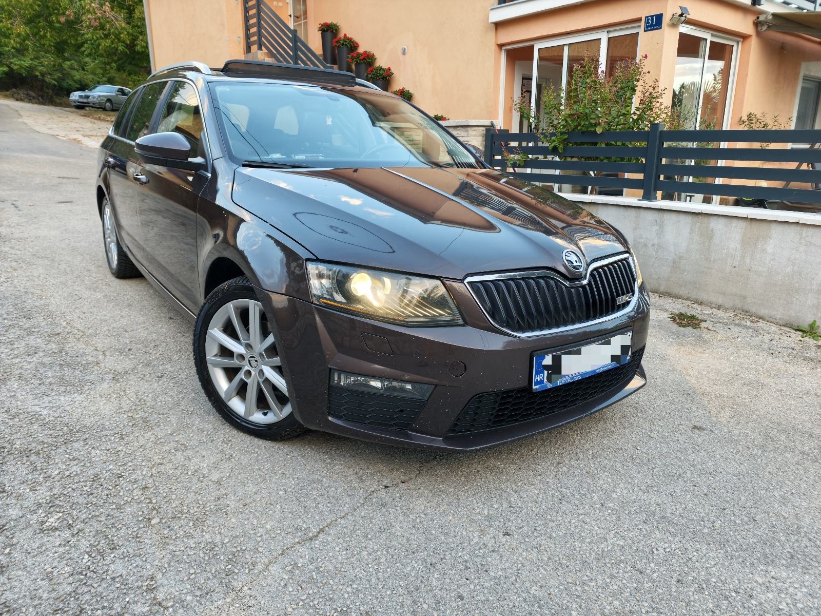 Škoda Octavia Combi 1,6 TDI,VRS,DSG,panorama,full led, Navigacija, fotografija 1