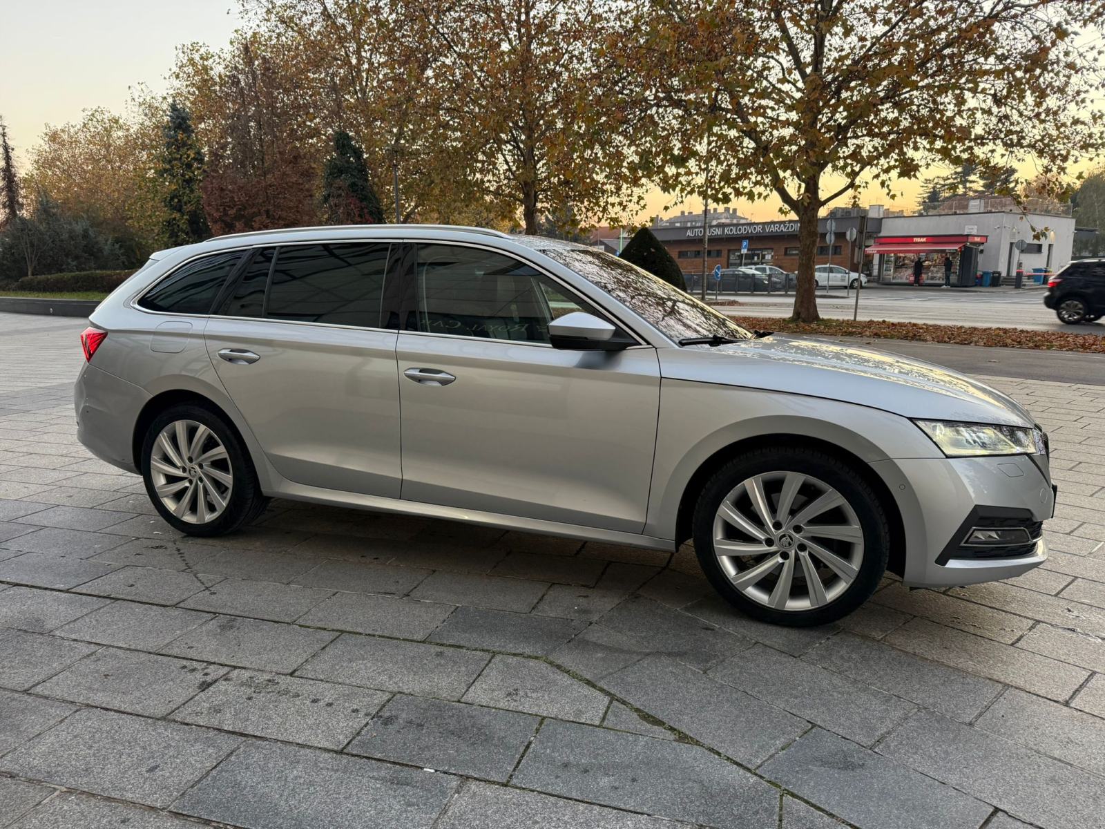 ŠKODA OCTAVIA COMBI - 2.0 TDI - 2021 GOD - FULL OPREMA - U PDVU!, fotografija 6